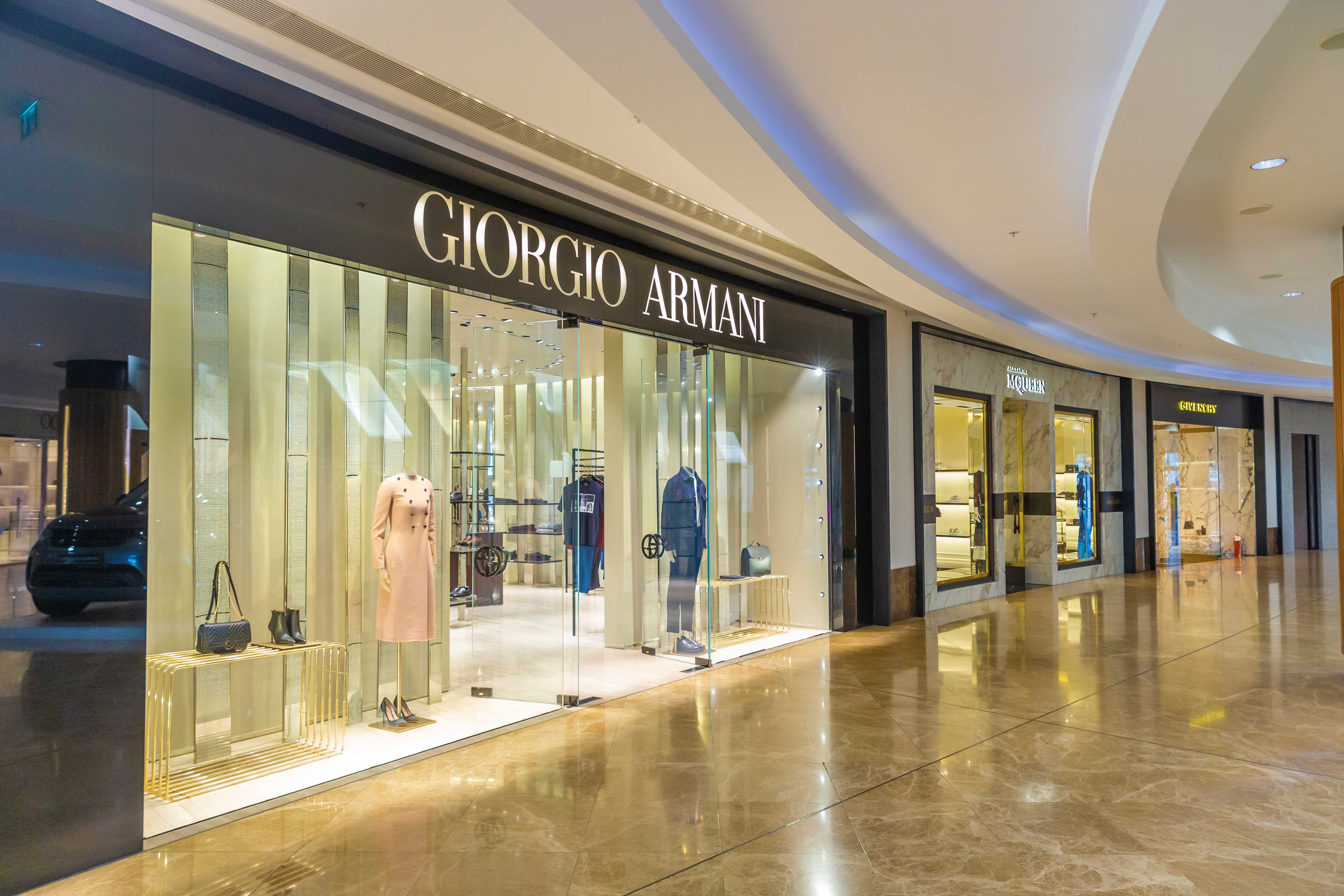 Port baku mall. Порт Баку Молл. Giorgio Armani Baku. Порт Баку Молл магазины. Бутики в Баку.