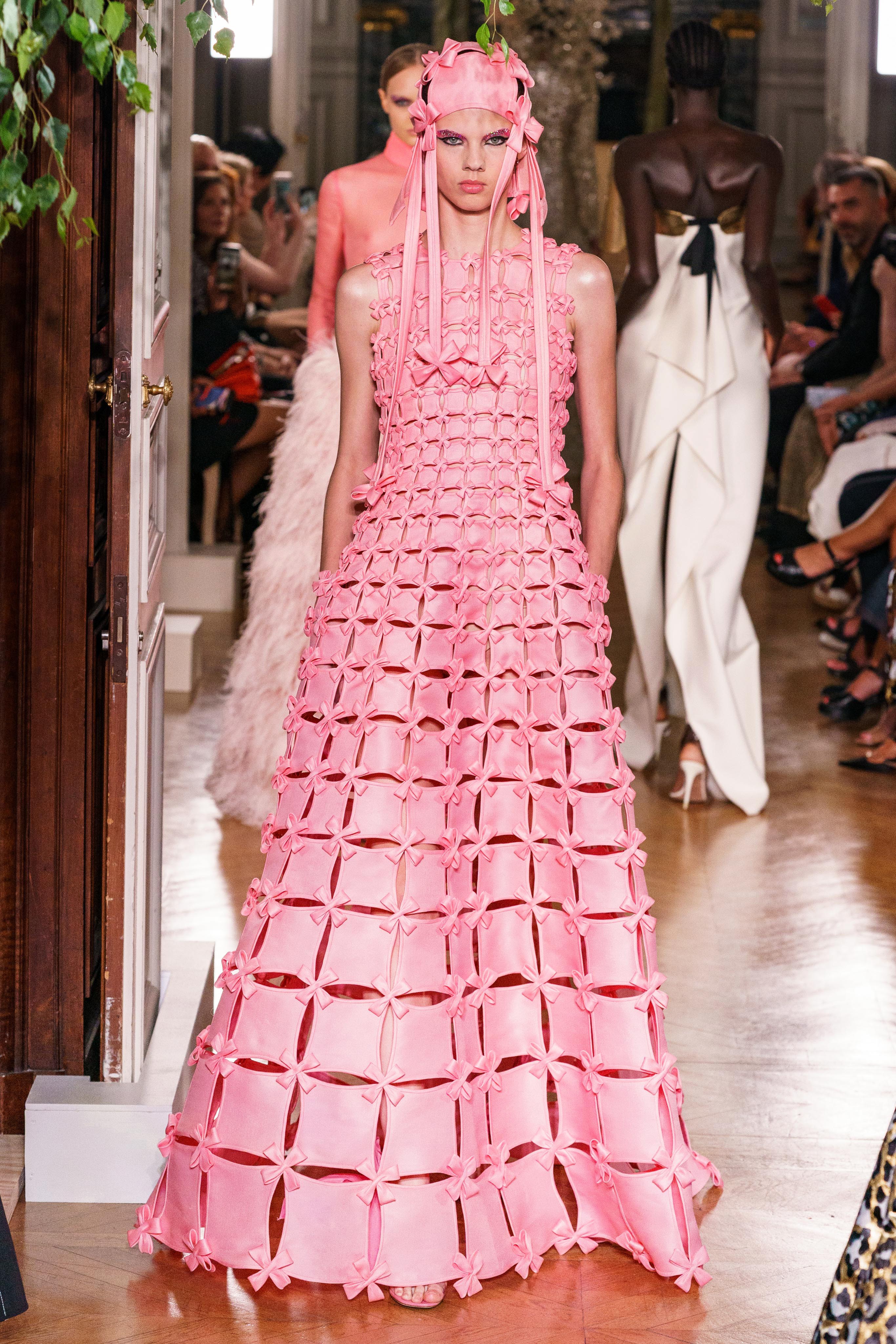 Valentino couture. Valentino Haute Couture. Valentino Haute Couture 2019. Коллекция Валентино от Кутюр осень 2020. Valentino показ Haute Couture 2021.