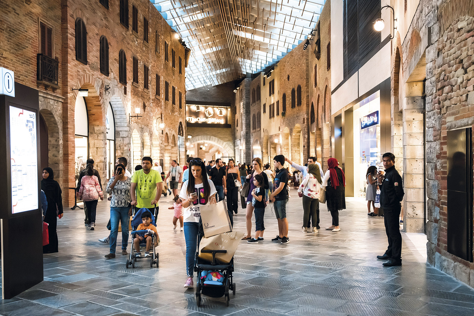 Outlet dubai. Аутлет Вилладж Дубай. Дубай Outlet Village Mall. Аутлет Виладж аутлет Дубай. Аутлет Лулулемон Дубай.